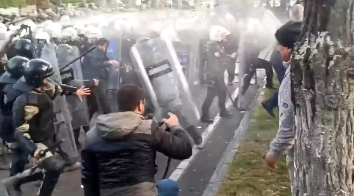 Batman’da İzinsiz Yürüyüşe Polis Müdahalesi: 75 Gözaltı