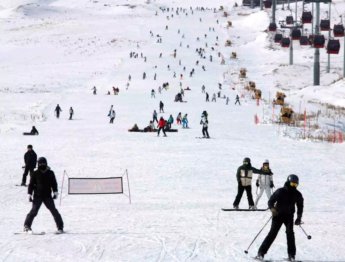 Erciyes Kayak Merkezi’nde Yoğun Hafta Sonu