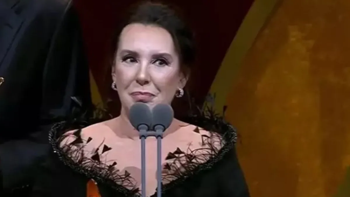 Ödül gecesinde Perihan Savaş’ın kavalyesi torunu Efe oldu! Melek Zübeyde’nin oğluna yorum yağdı “Dedesi İbrahim Tatlıses’e benziyor”