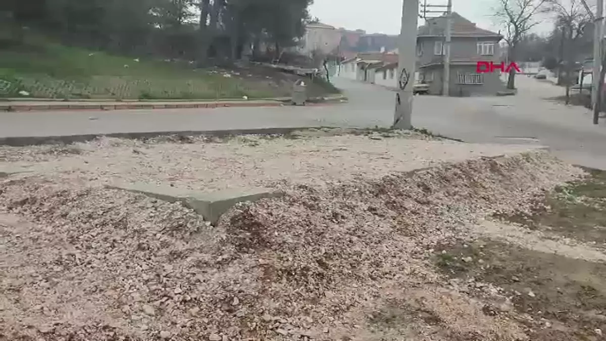 Edirne’de Muhtar, Hizmet Binasının Temelinde Oturma Eylemi Yaptı
