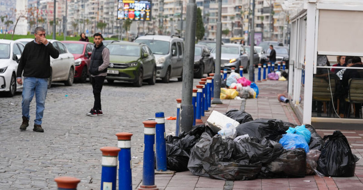 İzmir’de belediye çalışanlarının eylemi nedeniyle sokaklarda çöp yığınları oluştu