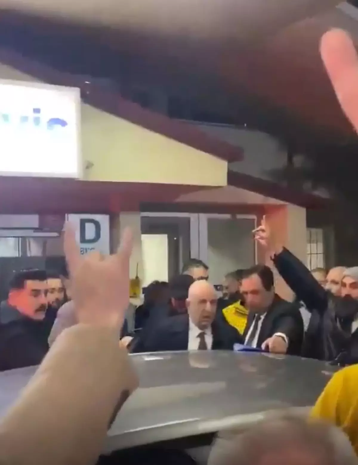 Zafer Partisi Genel Başkanı Ümit Özdağ, Ankara’da gözaltına alındı (VİDEO EKLENDİ)
