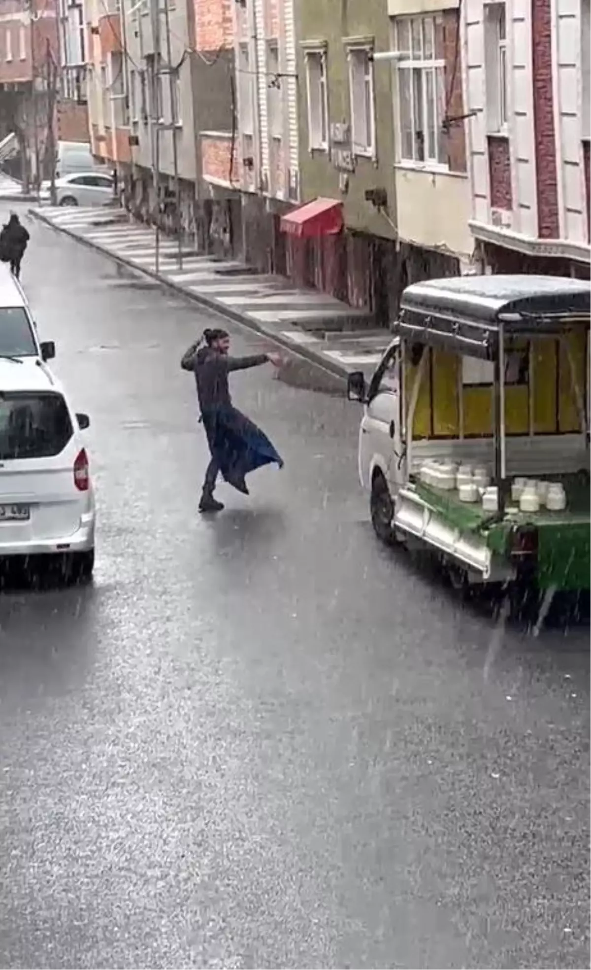 Arnavutköy’de Kar Yağışı ve Oynayan Satıcı
