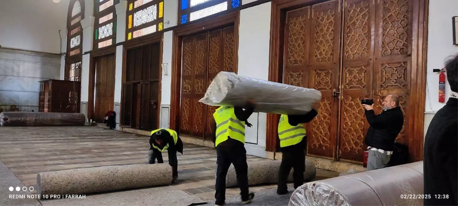 Tarihi Emevi Camii’ne Cumhurbaşkanı Erdoğan’ın seçtiği halılar serilmeye başlandı