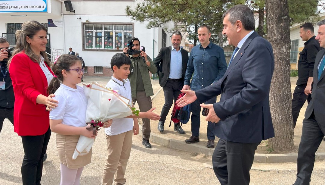 Sınıf başkanı sözünü tuttu! Bakan Tekin’den okula ziyaret