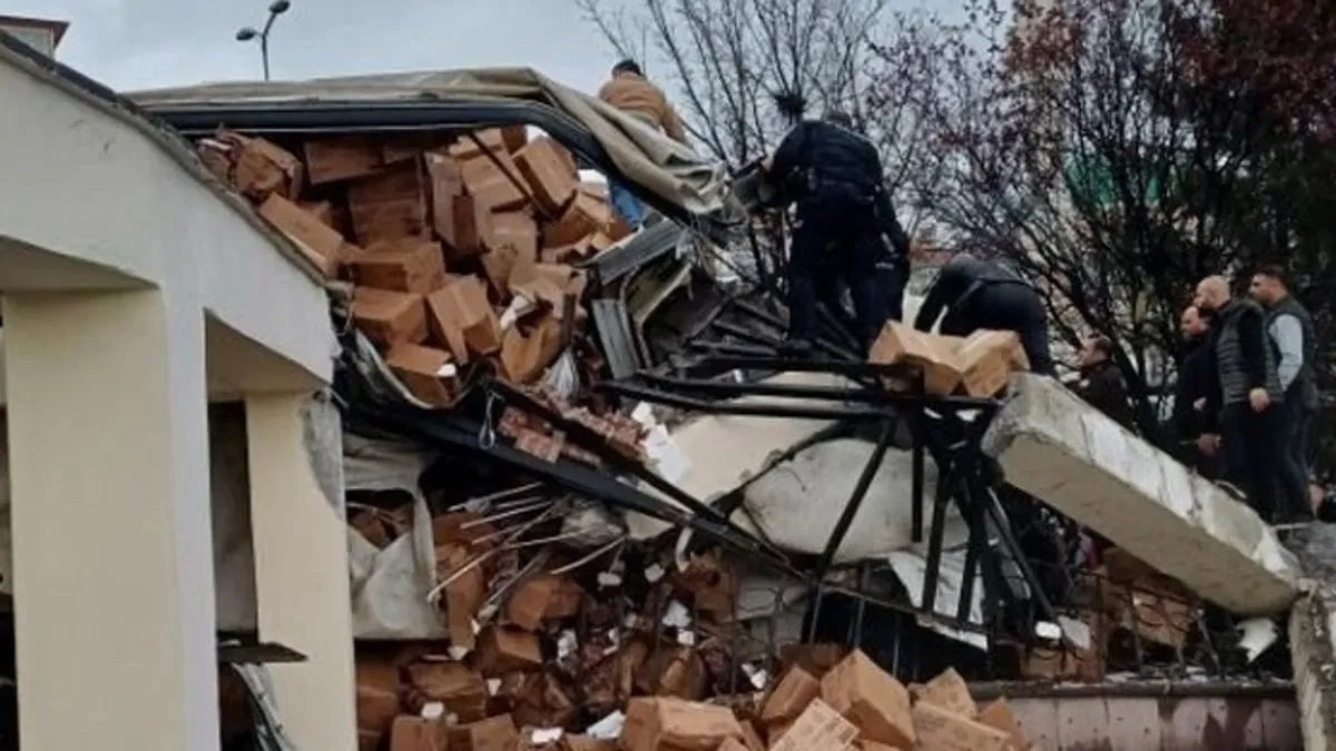 Ankara’da freni boşalan tır parka daldı: 1 ölü