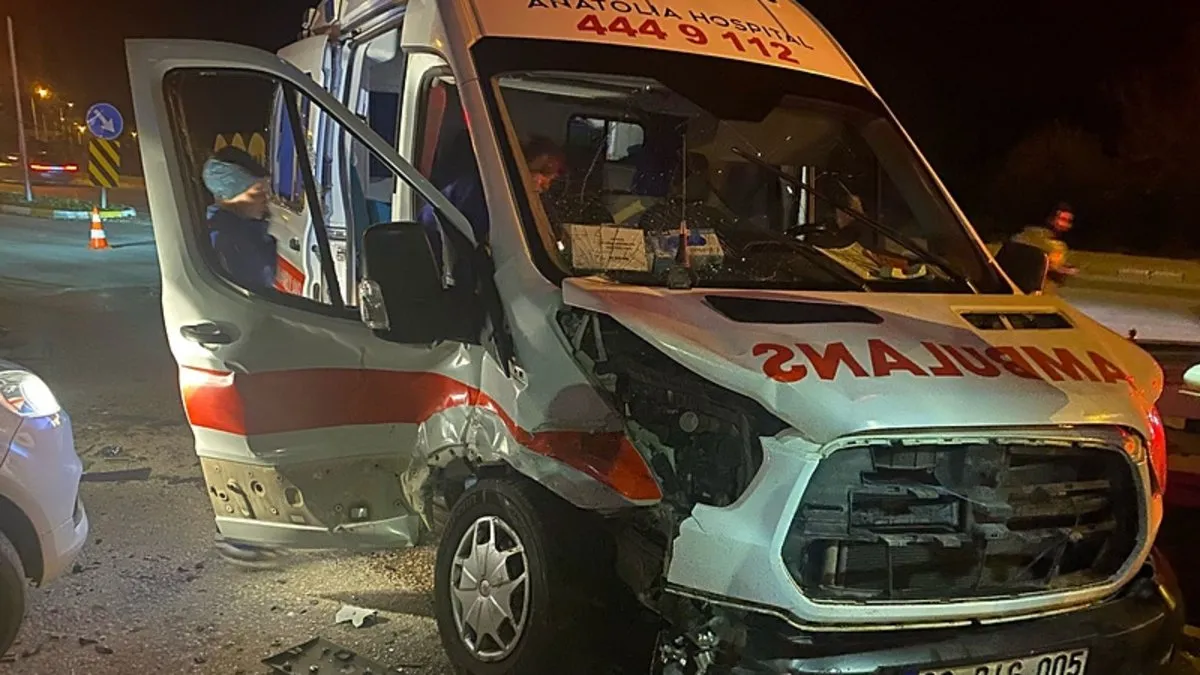 Antalya’da ambulans ile otomobil çarpıştı: 9 yaralı