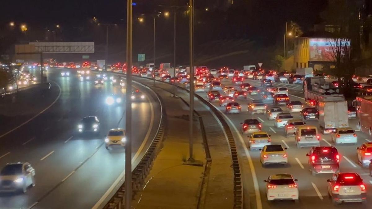 TEM’de zincirleme kaza! FSM girişinde trafik kilitlendi